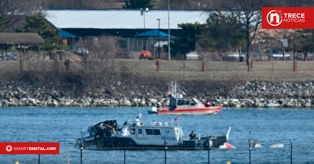 Sombría búsqueda de cuerpos del choque aéreo en EEUU mientras Trump redobla sus acusaciones