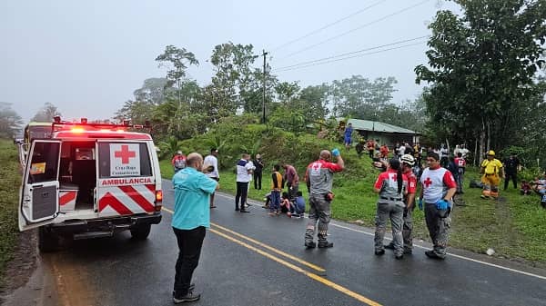Dos personas fueron trasladadas en condición crítica por vuelco de autobús en los Chiles