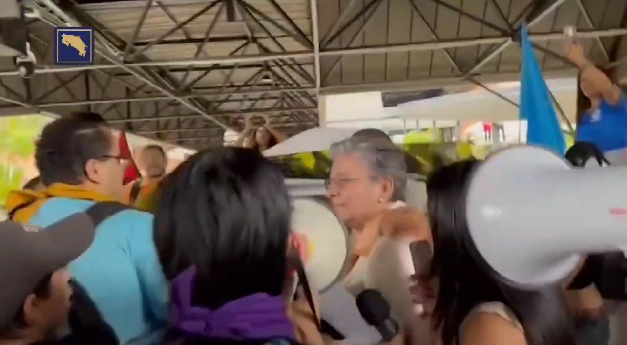 Ministra de educación fue agredida por estudiantes universitarios