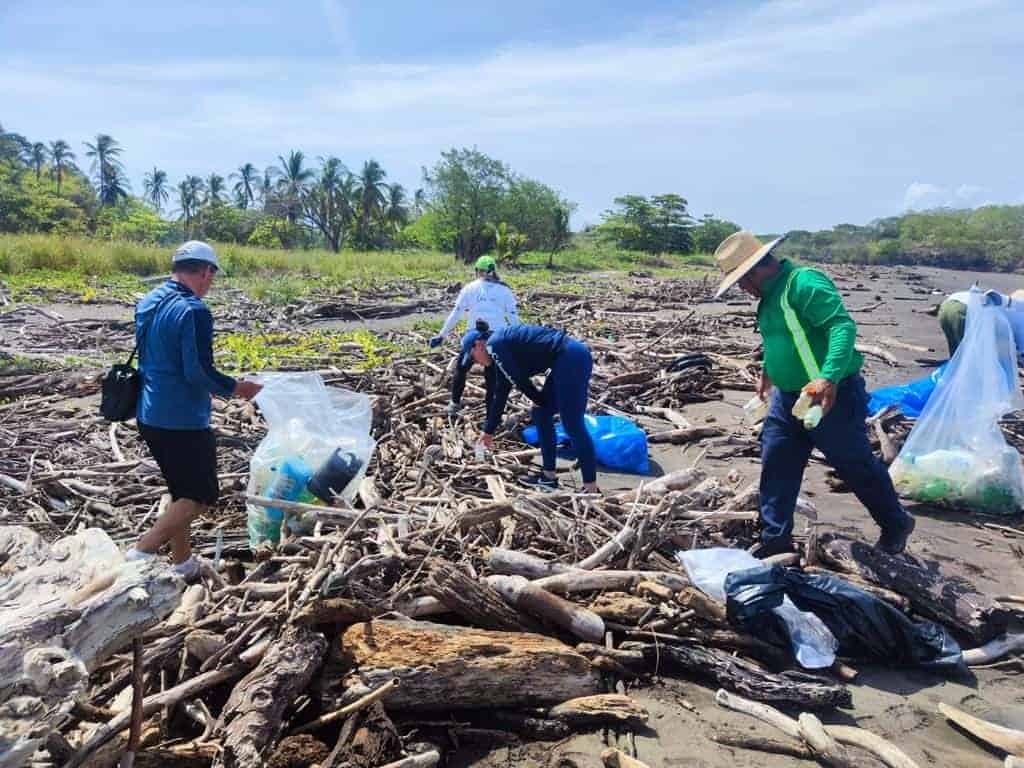 45 voluntarios sacaron media tonelada de basura en playa Tivives