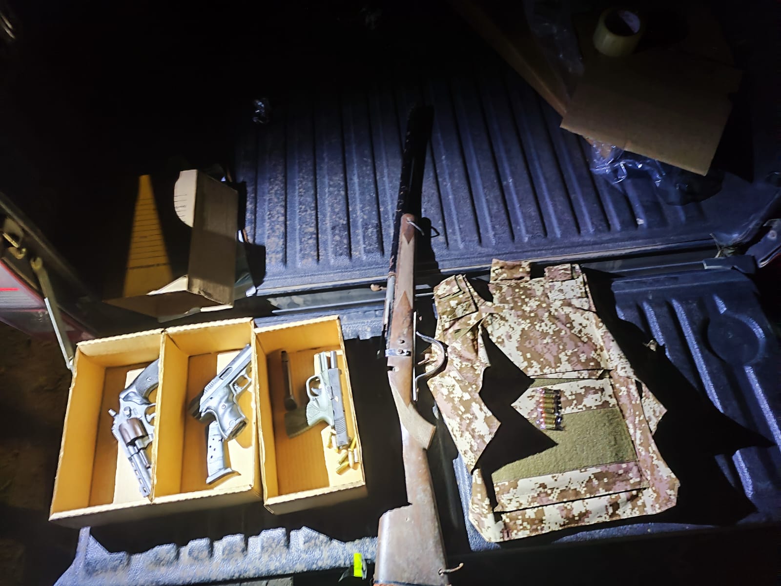 Policía detiene a dos sujetos por portar ilegalmente cuatro armas 