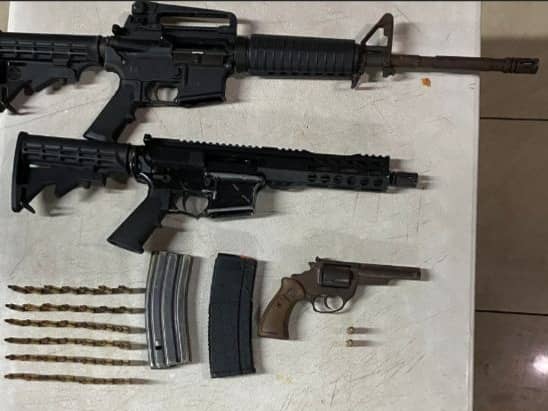Policía halla peligrosos fusiles de asalto tirados cerca de búnker