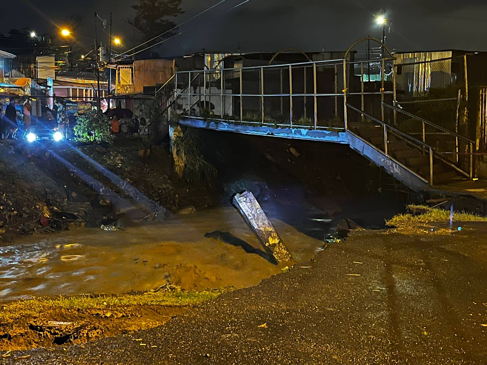 Desbordamiento de río Cañas afectó a vecinos de Aserrí y Desamparados