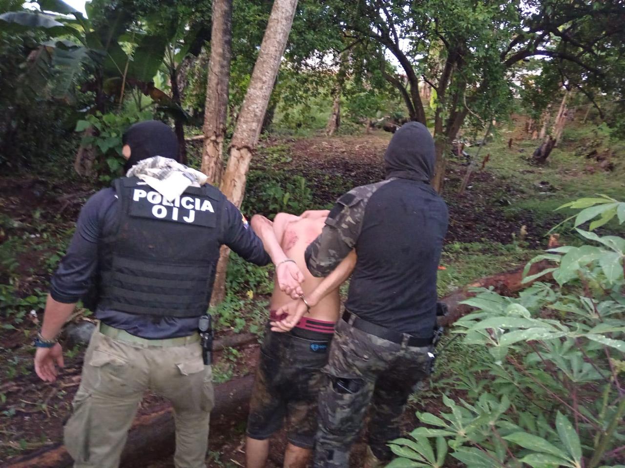 Tres sujetos caen por tiroteo mortal frente a escuela en Cartago