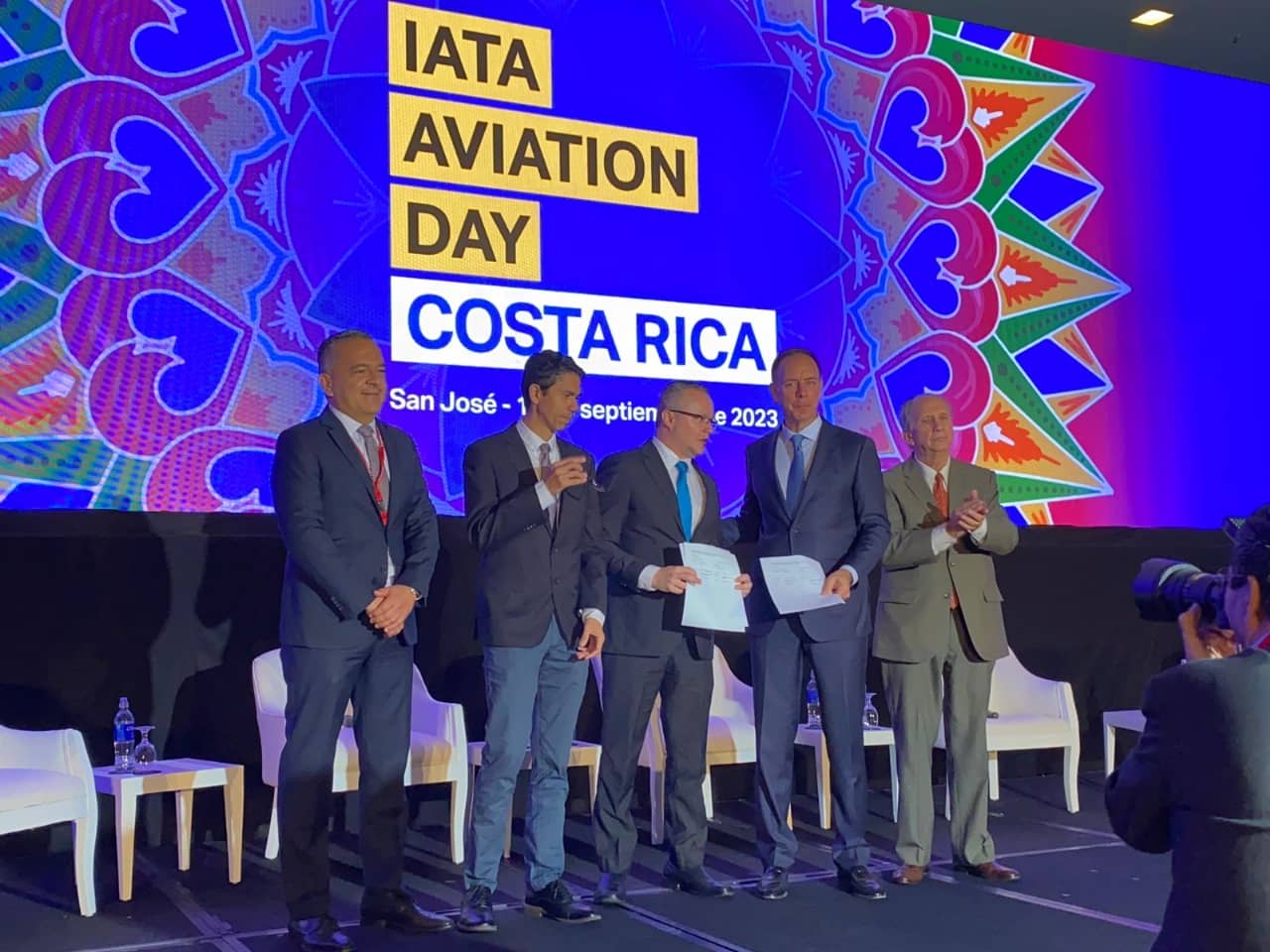 Industria aérea se reúne con Gobierno en marco del Día de la Aviación 