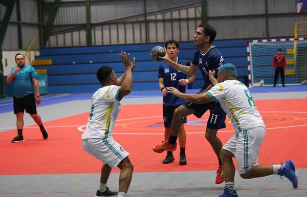Josefinos vencen en el balonmano durante la jornada inaugural 