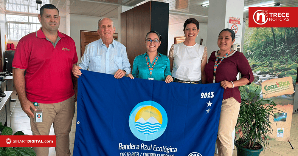 Bandera Azul Ecológica ondea sobre el edificio del ICT 