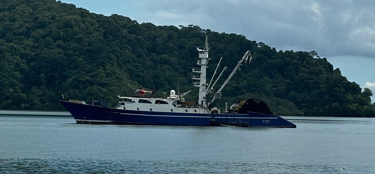 Policía rescata 13 extranjeros que estaban retenidos en barco