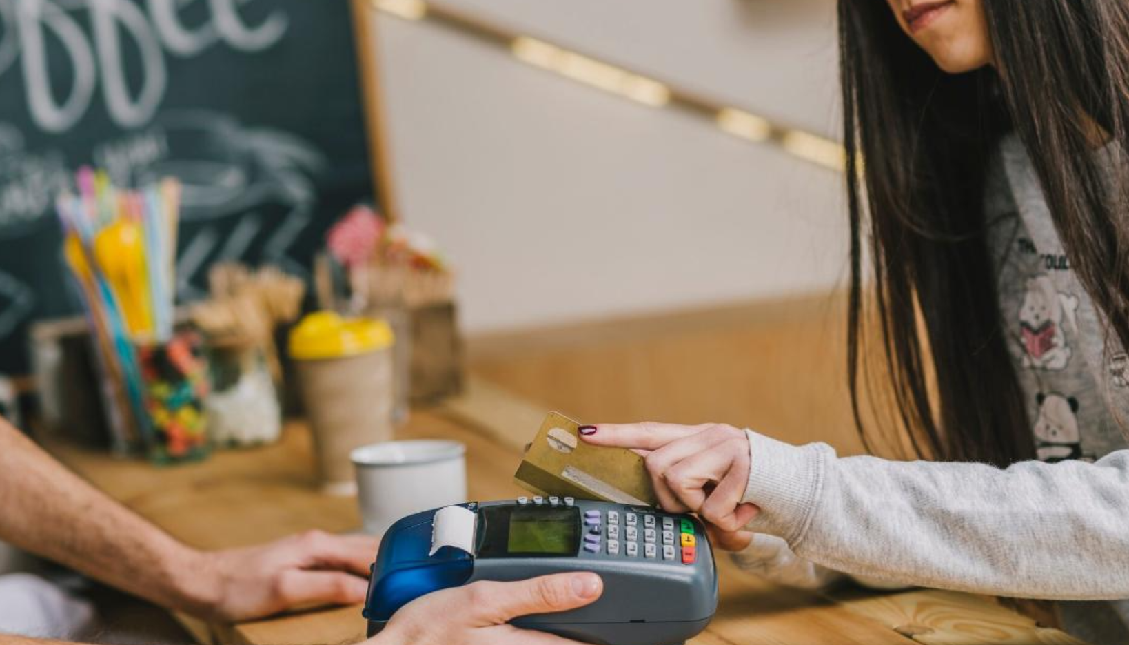 BCR insta a renovar tarjetas de débito y crédito que vencen en diciembre