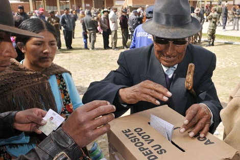 Bolivianos votan con desconfianza por altos jueces en una elección atípica