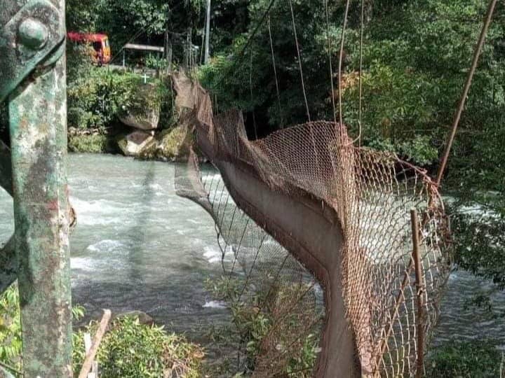 24 bomberos caen de puente mientras realizaban práctica en Cartago
