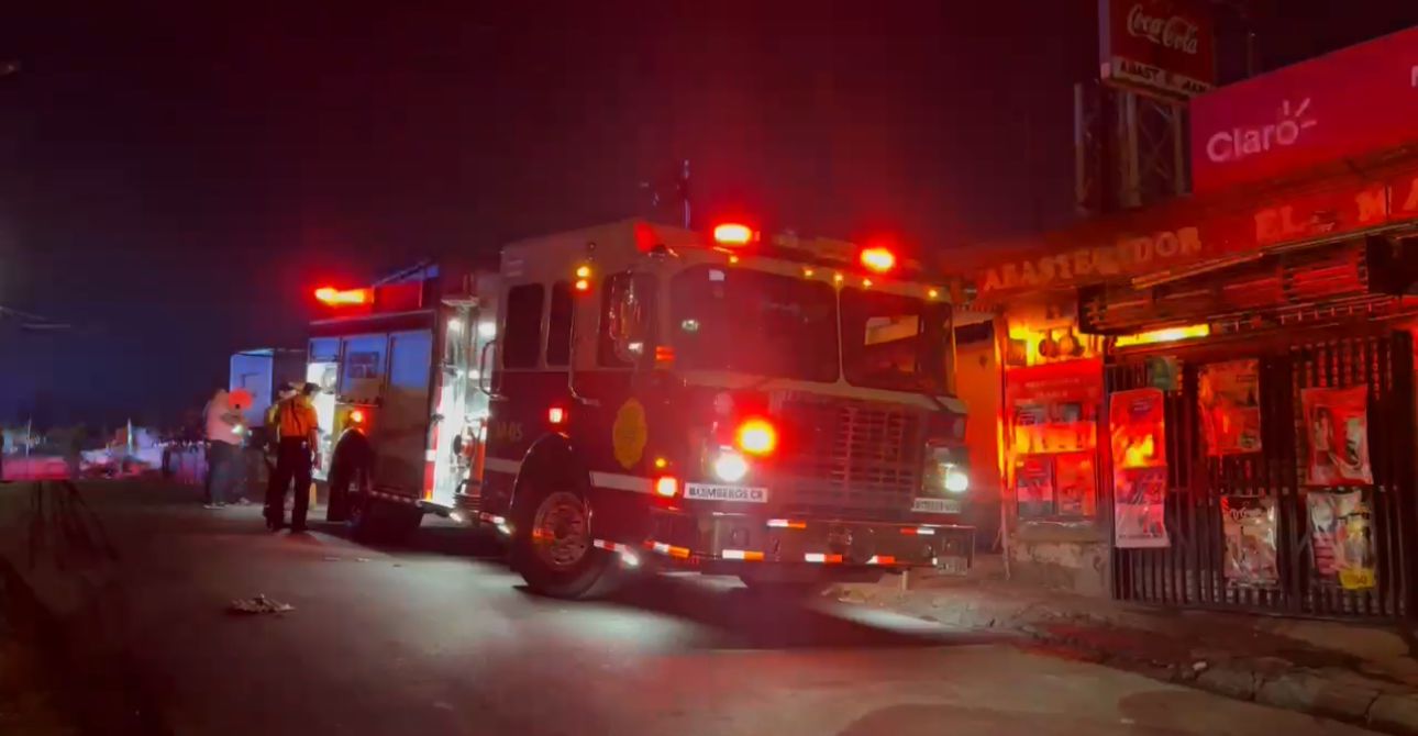Fuego consume vivienda abandonada en Alajuelita