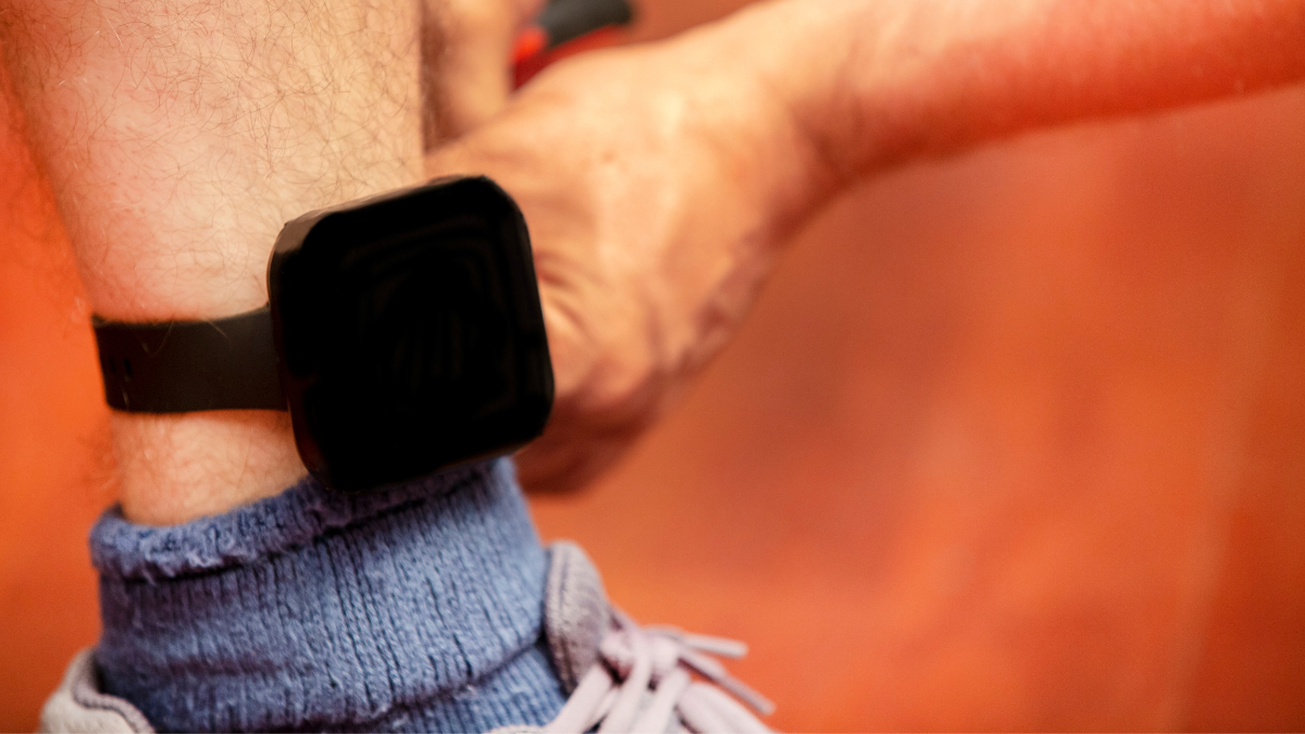 Nueva ley restringe beneficio del brazalete electrónico a penas máximas de cuatro años