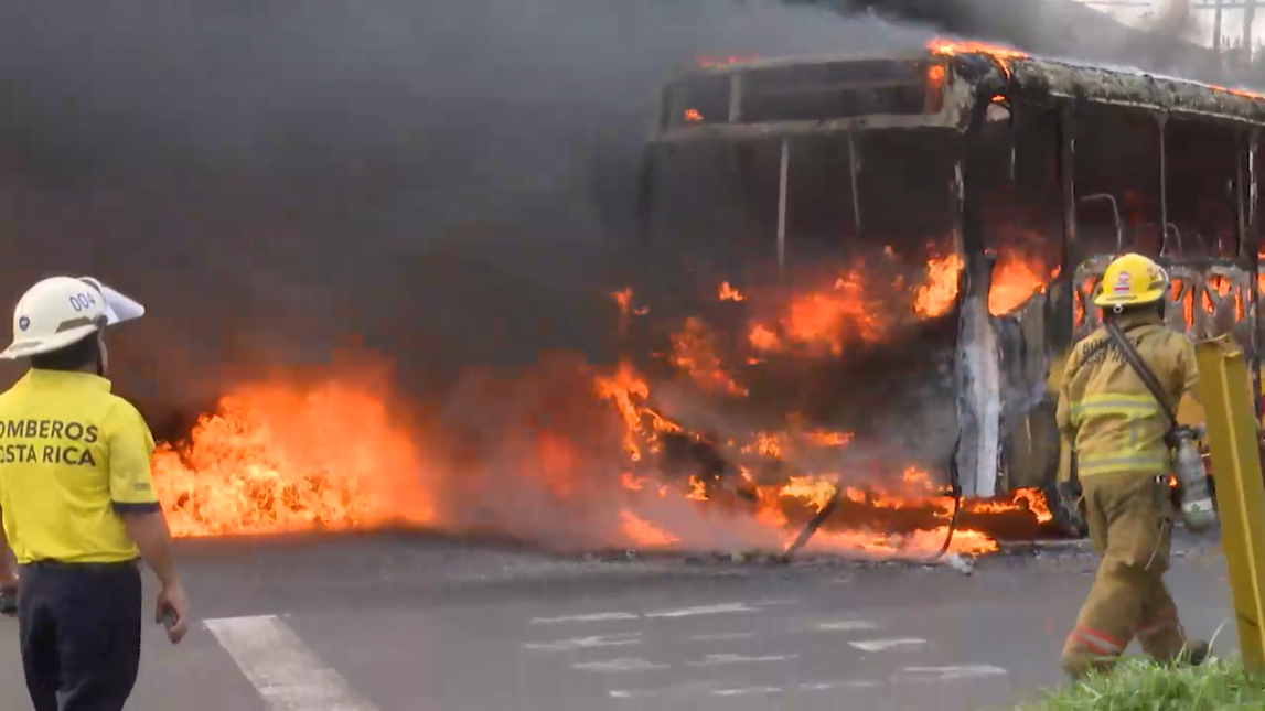 Bus se quema en segundos, frente a gasolinera.