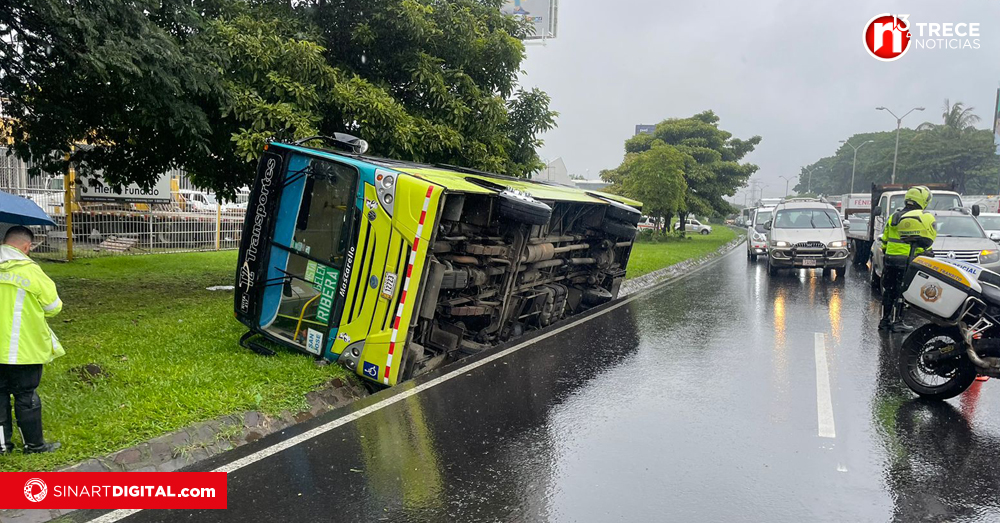 Bus volcado en autopista General Cañas será removido esta noche  