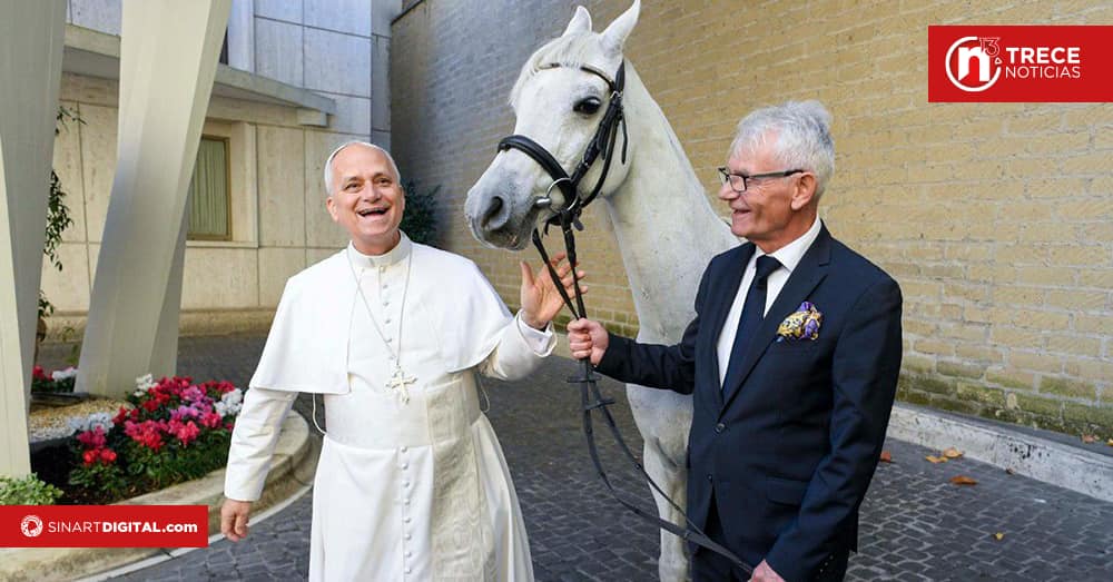 El papa León XVI recibe como regalo un caballo purasangre árabe