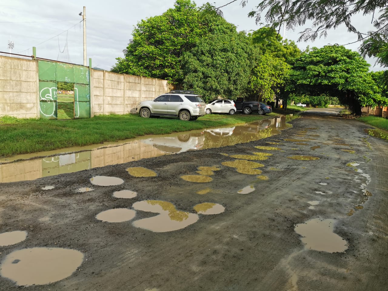 Vecinos de Santa Cruz exigen solución a problemática de calle importante