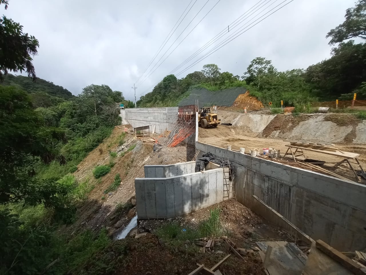 En agosto quedarán listos los muros en Cambronero con un avance del 72%