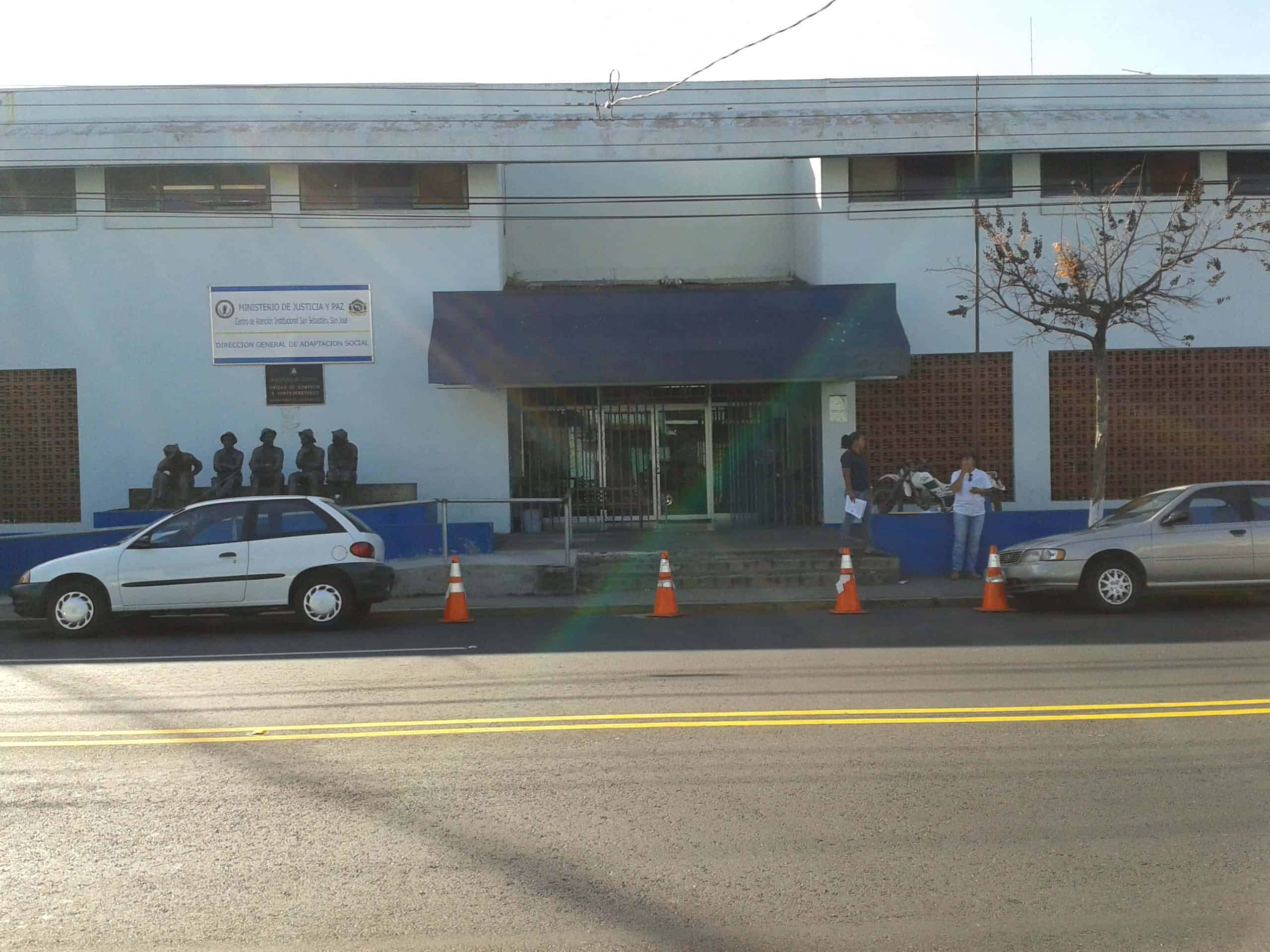 Riña en cárcel de San Sebastián deja dos reos muertos