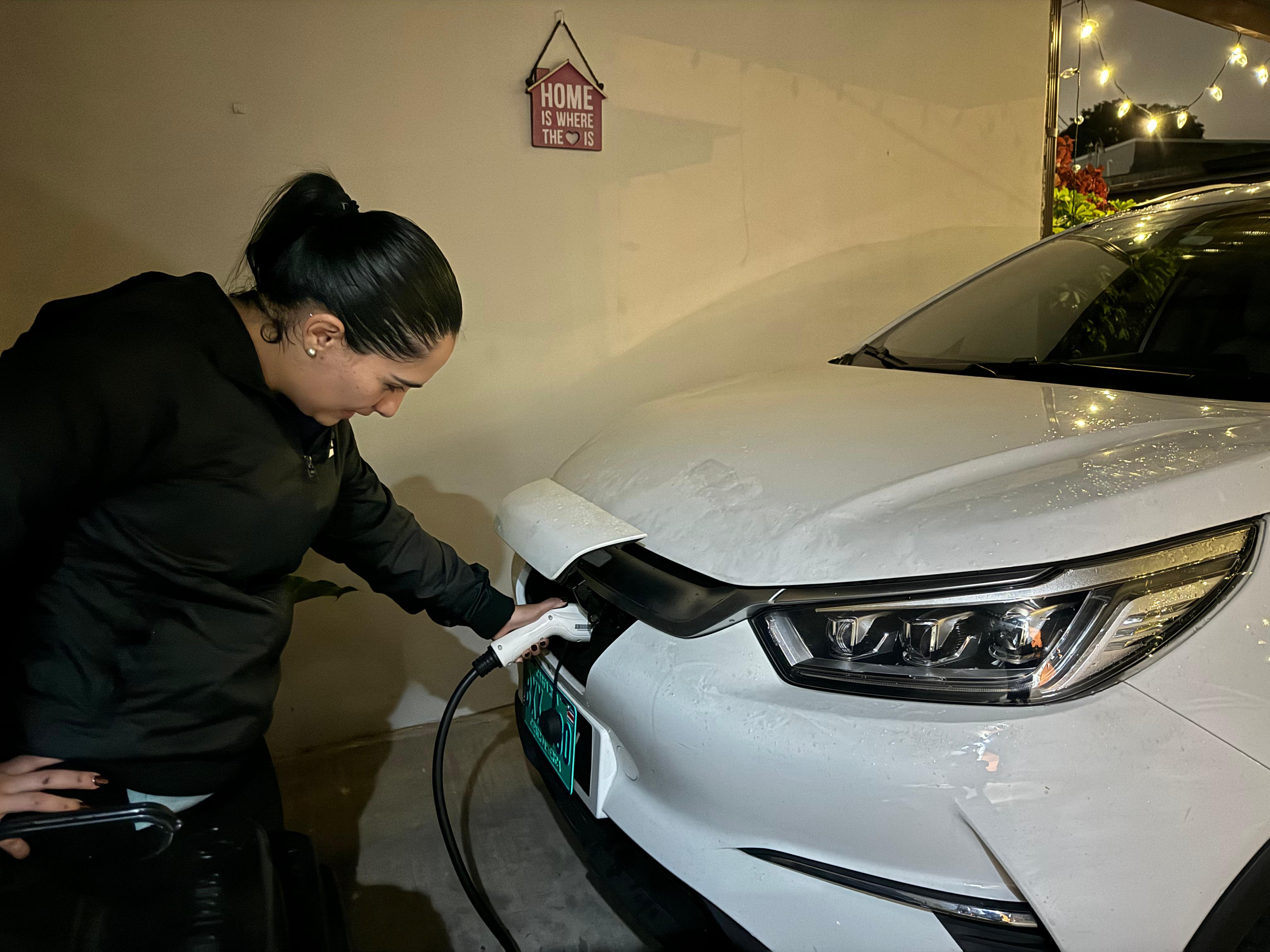 Usuarios de vehículos eléctricos pueden cargar su vehículo en casa 
