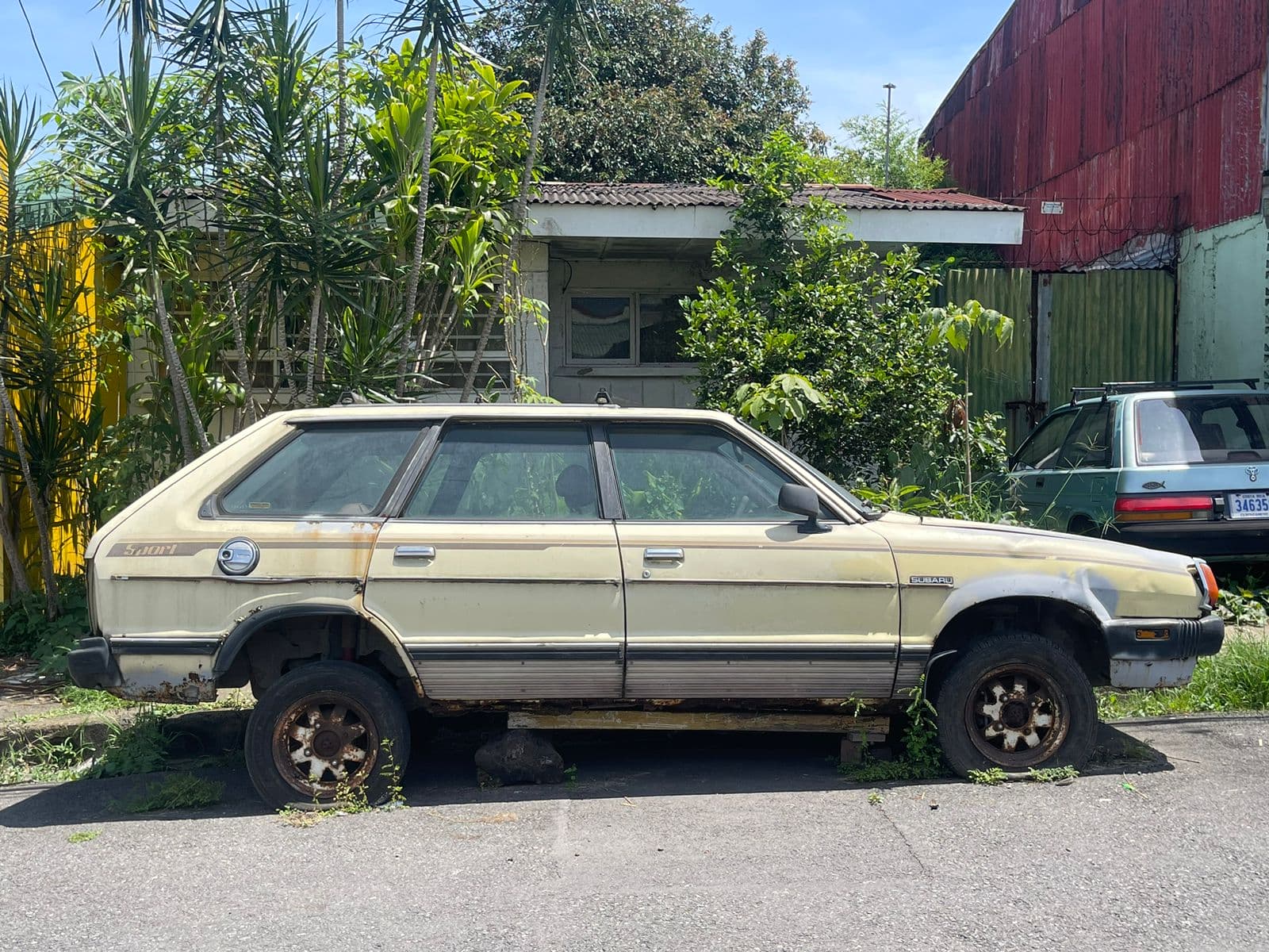 Más de 100 vehículos abandonados afectan calles de San José