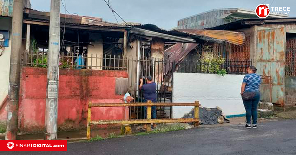 Incendio consume dos casas en Paraíso de Cartago