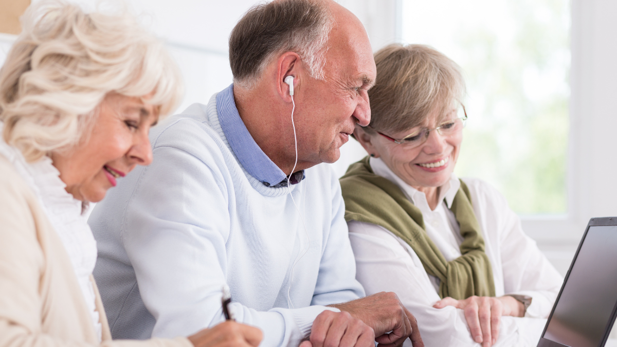 Bancos lanzan programa para capacitar a adultos mayores en tecnología y ciberseguridad