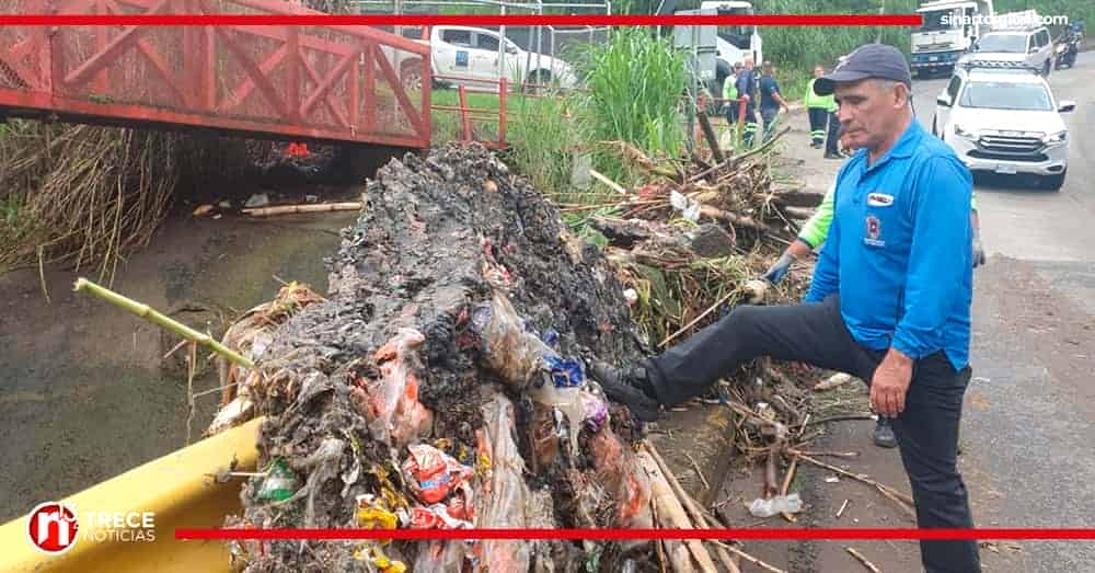 Cierran paso por Bajo Los Ledezma para quitar escombros arrastrados por río