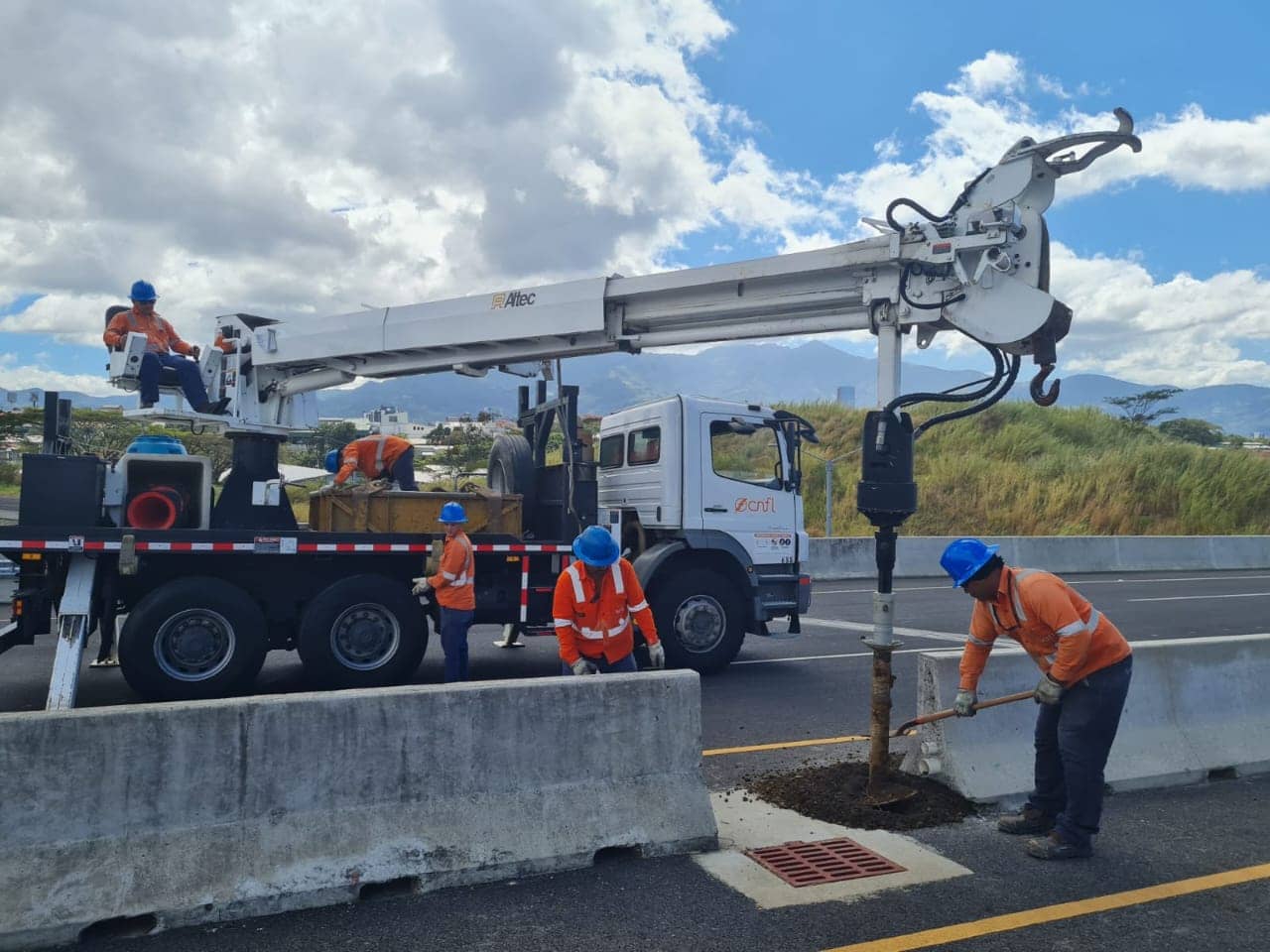 Colocación de alumbrado público en Circunvalación Norte provocará paso regulado este miércoles y jueves
