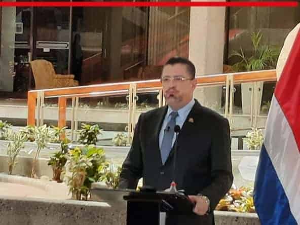 Fiscalía investiga de oficio a Rodrigo Chaves por viaje a Letonia