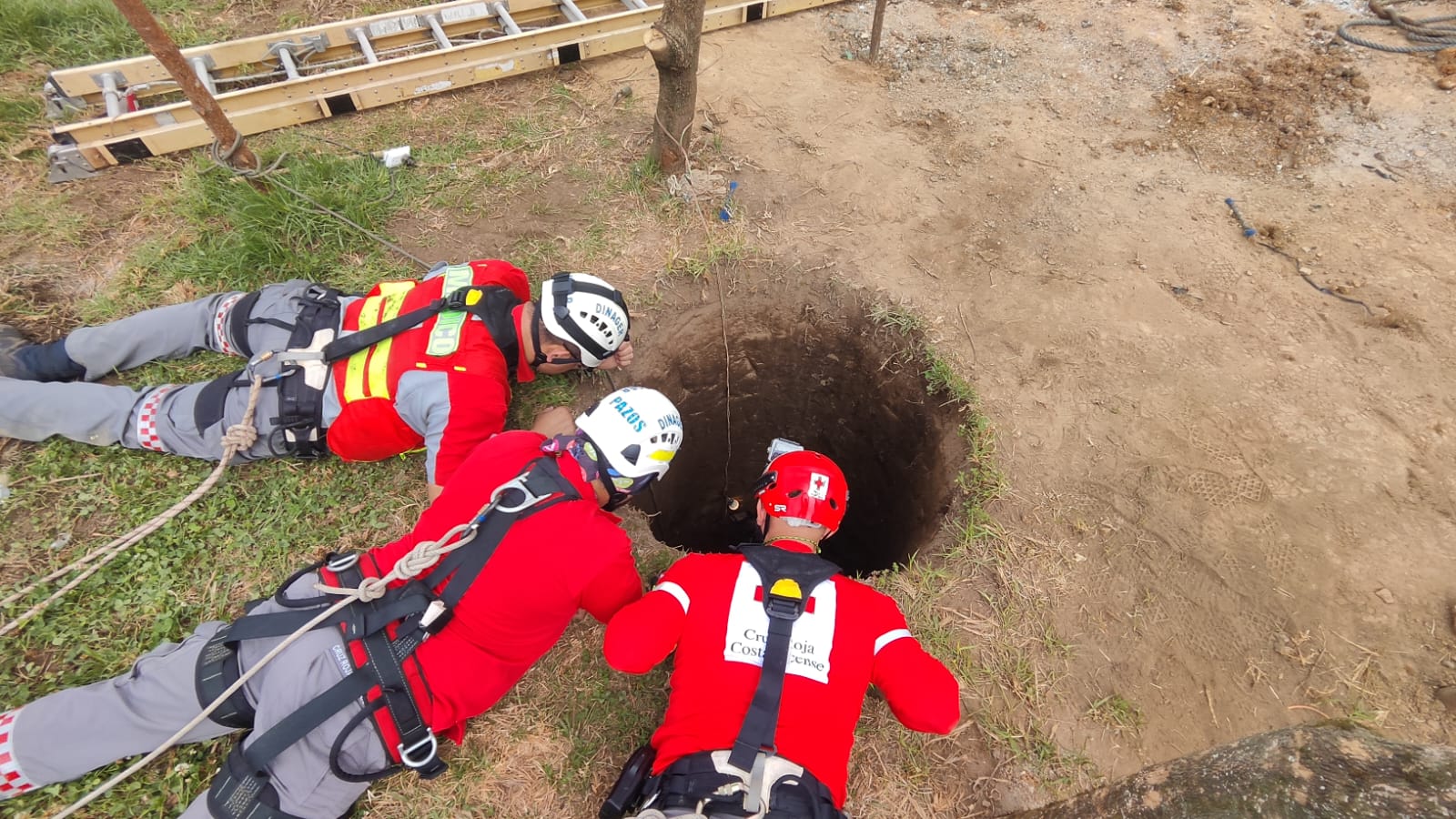 Hombre queda atrapado en pozo de 14 metros de profundidad