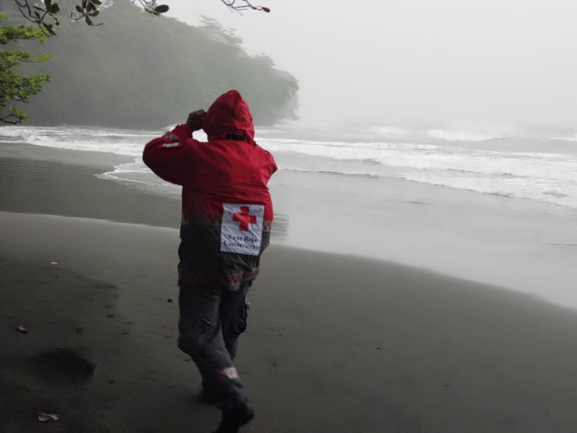Hombre se desaparece tras ser arrastrado por mar en Cahuita