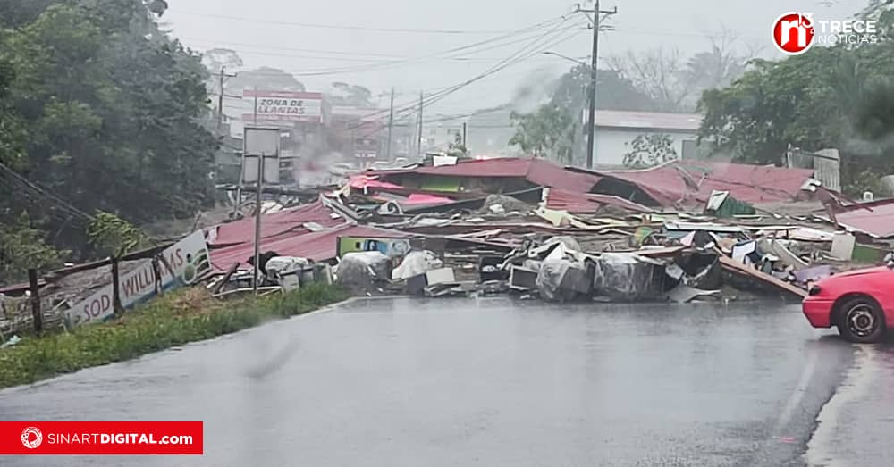 Desalojan a vecinos que viven en zona con riesgo de cabezas de agua en Aguas Zarcas