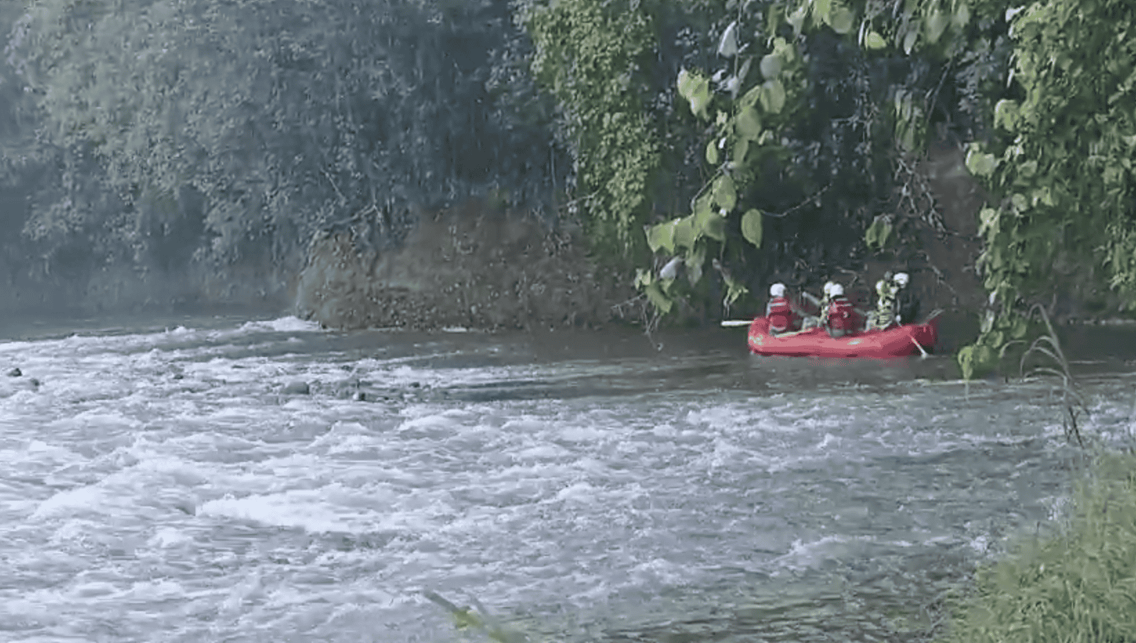 Pescador desaparece tras ser arrastrado por cabeza de agua en San Carlos