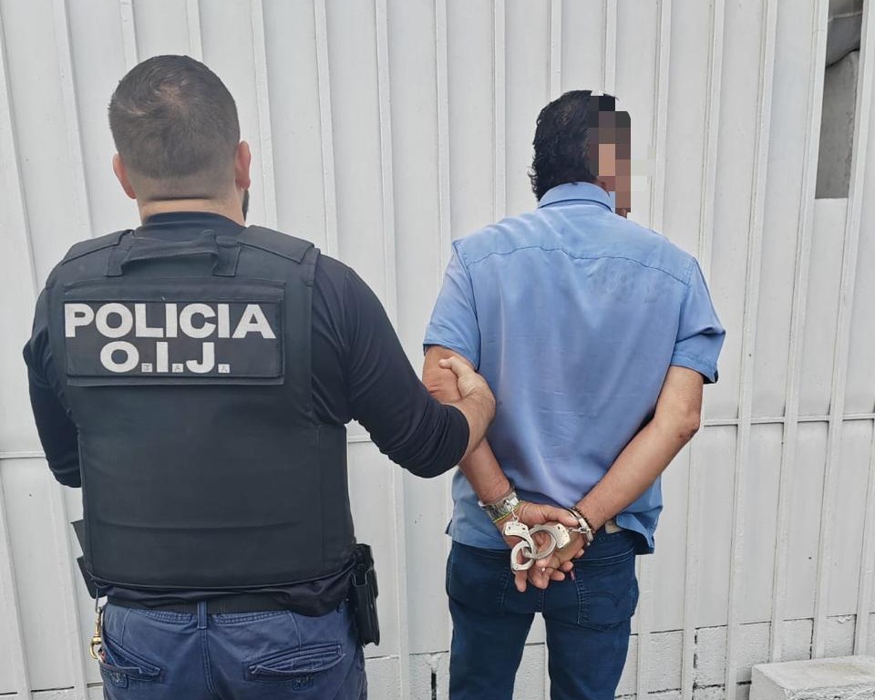 Pareja vigilaba a clientes bancarios para luego seguirlos y robarles dinero