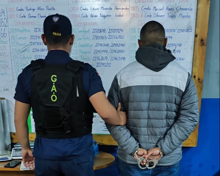 Sujeto detenido por portar droga y armas en un carro