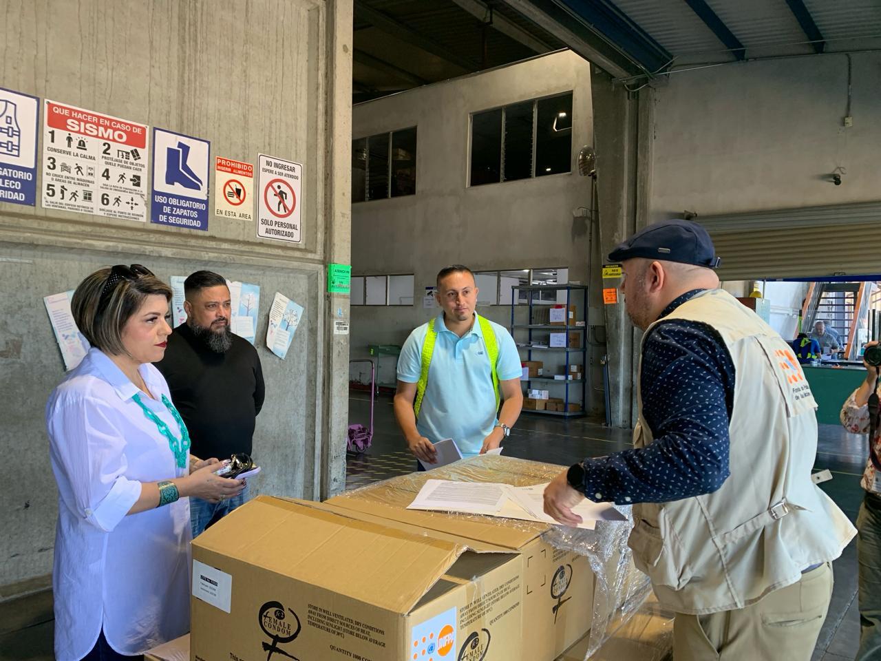 Donan 25 mil condones femeninos a la CCSS