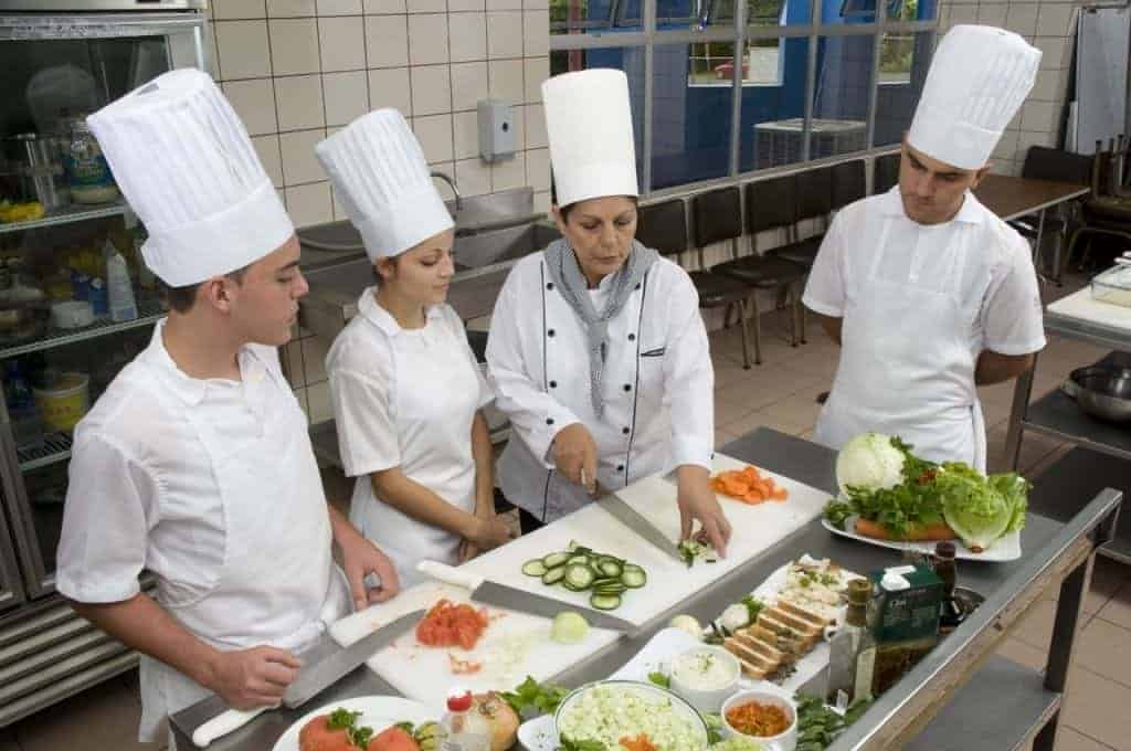 INA consolida 57 convenios para fomentar educación dual