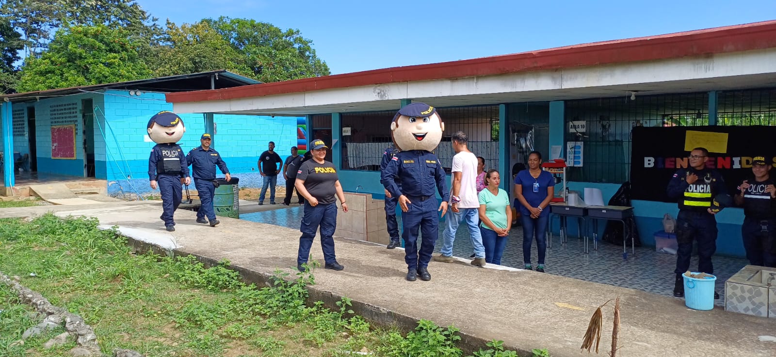 Con un queque, juegos y estricta seguridad, escuela de El Cairo recibe a estudiantes tras mortal tiroteo