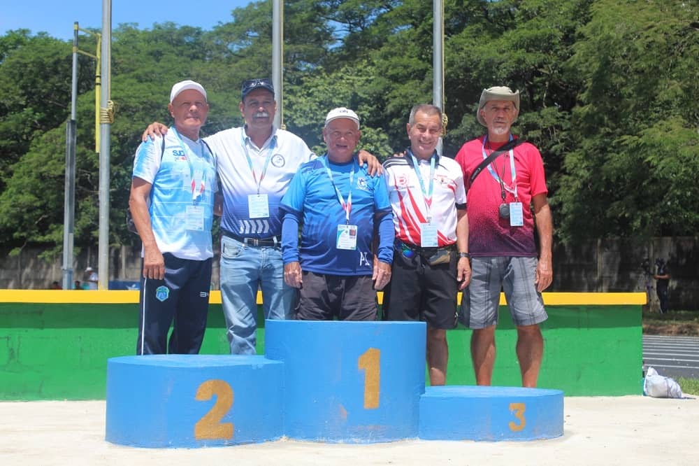 Entrenadores de atletismo cumplen 35 años en Juegos Nacionales