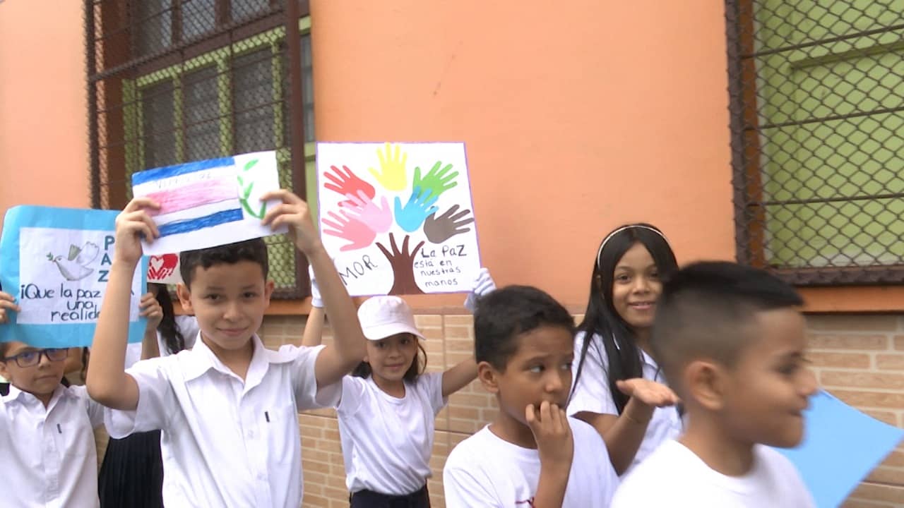 Estudiantes de la Escuela Marcelino García Flamenco marcharon por la paz 