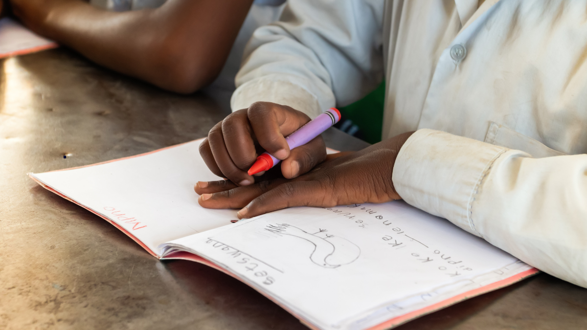 Estudiantes en situación de pobreza recibirán reembolso del IVA por útiles y tecnología educativa