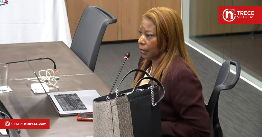 Diputados molestos porque Esmeralda Britton se abstuvo a declarar, pese a que reglamento legislativo se lo permite