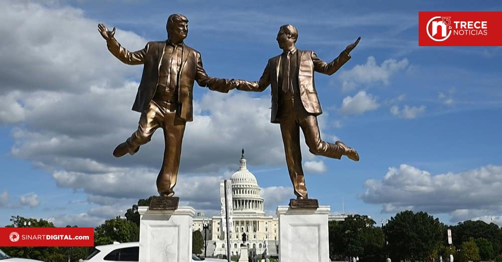 Estatua de Trump y Epstein de la mano es reinstalada cerca del Capitolio de EEUU