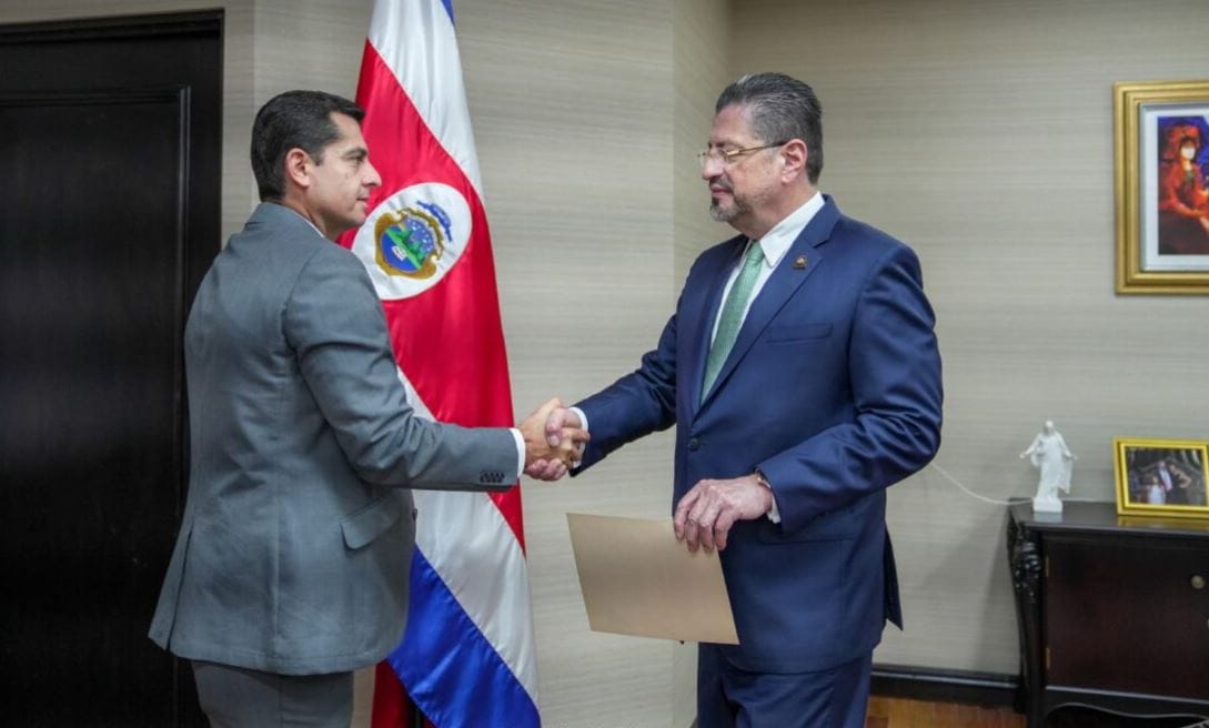 Esteban Vega renuncia a puesto de viceministro y regresará a su cargo en la CCSS