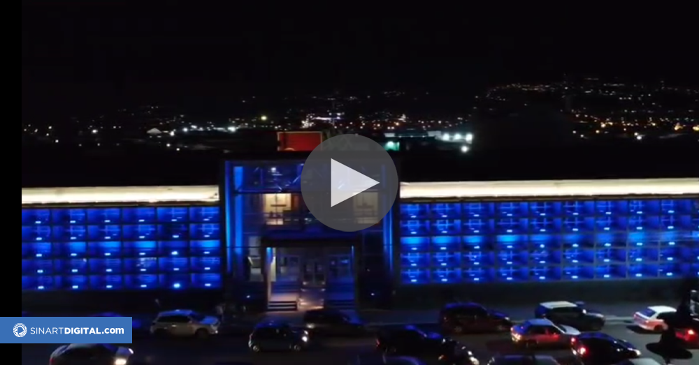 Colores patrios iluminan fachada de edificio cartaginés 