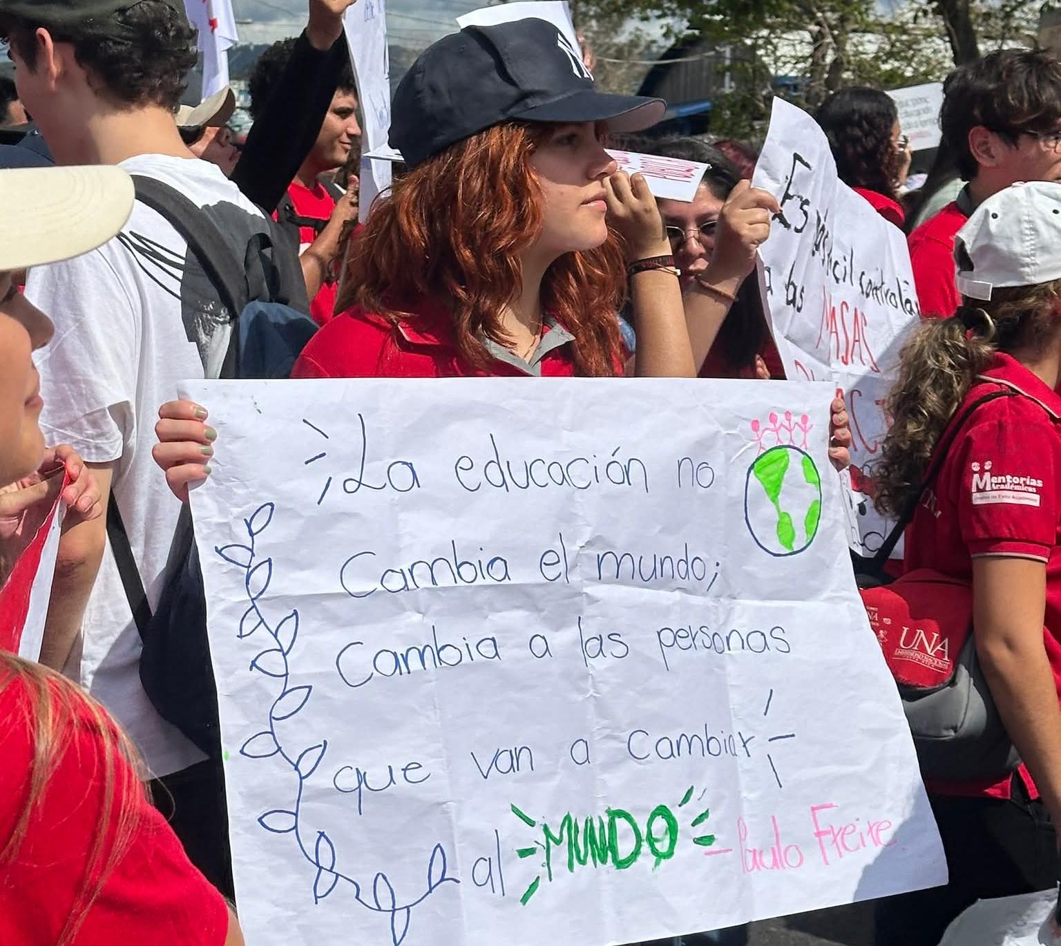 Claudia Dobles se compromete con los universitarios a defender el FEES 2027 en la Asamblea Legislativa