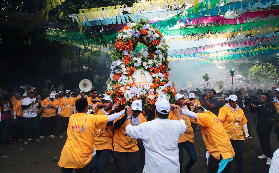 Miles de devotos de Santo Domingo inundan calles de Managua