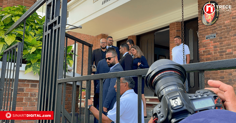 Fiscal general decomisa computadoras en bufete de canciller Arnoldo André