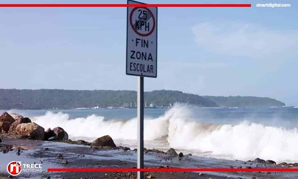 Fuerte oleaje llega hasta la carretera en Caldera